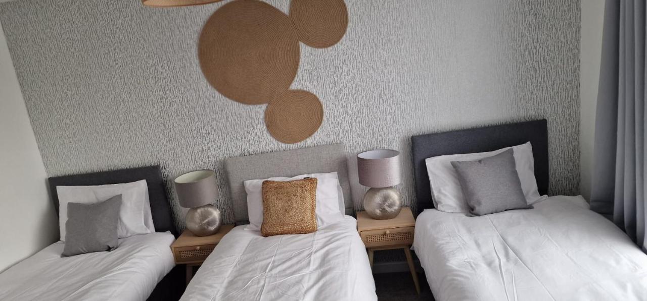 Shm Stays Leicester. Newly Renovated!! 15 Min Drive From City Centre, University. 9 Min Drive To Leicester City Stadium, 5 Min Drive To M1 & M69. 2 Min Walk To Bus Stop. 외부 사진